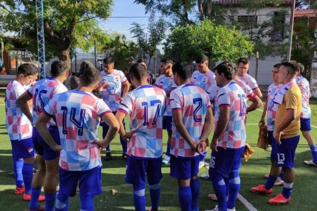 Imagen de Jugadores de Nacional de San Bernardino en Paraguay, equipo del futbolista fallecido.