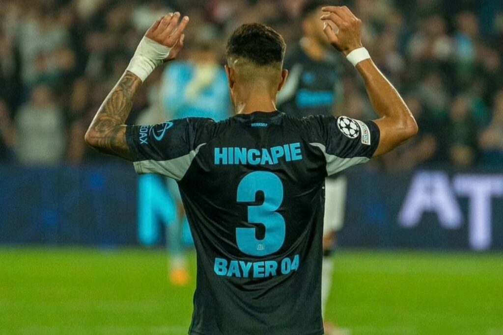 Imagen de celebración de Piero Hincapié, uno de los jugadores ecuatorianos en la UEFA Champions League, con el Bayer Leverkusen.