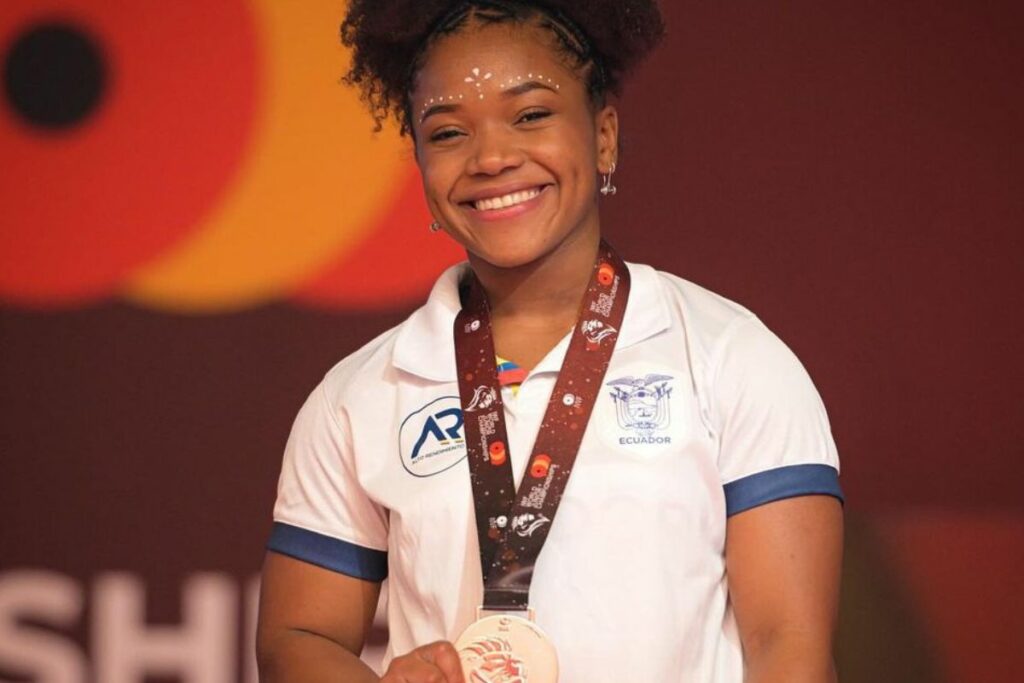 Imagen de Jessica Palacios Dajomes con su medalla de bronce en el torneo internacional