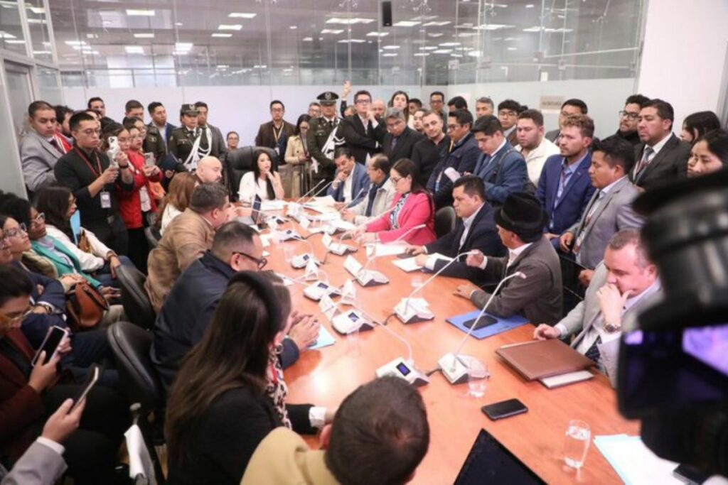 Imagen representativa de la intensa reunión en la Comisión de Fiscalización.