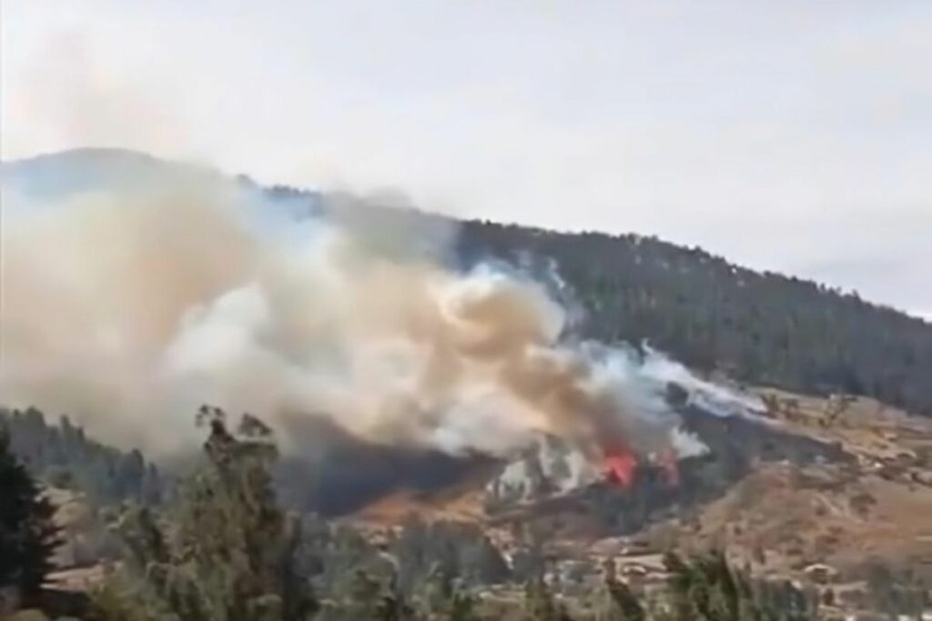 Vista panorámica del incendio en el volcán Ilaló.