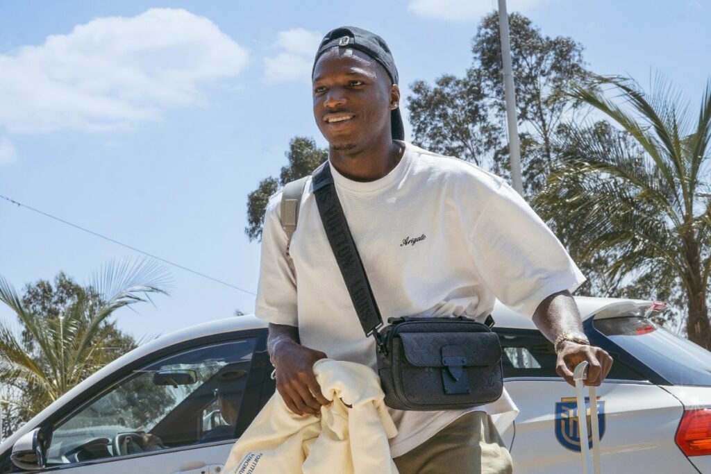 Moisés Caicedo llegando a la Casa de la Selección para unirse al equipo dirigido por Sebastián Beccacece.