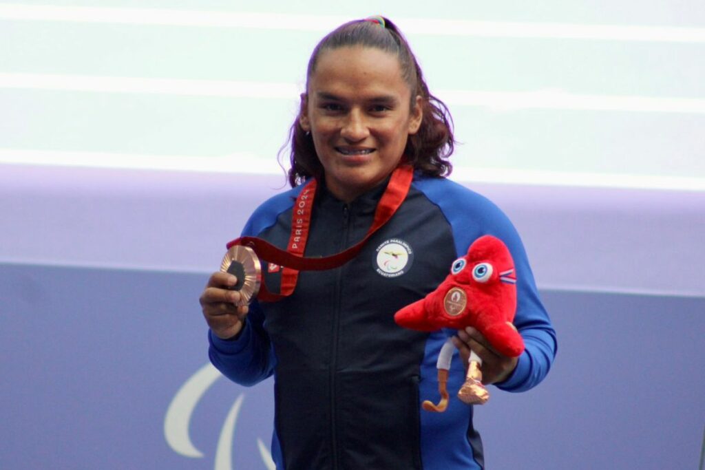 Estefany López con su medalla de bronce en los Juegos Paralímpicos de París 2024.