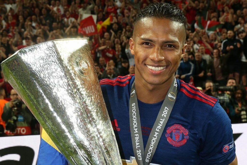 Imagen de Antonio Valencia con trofeo de la Europa League