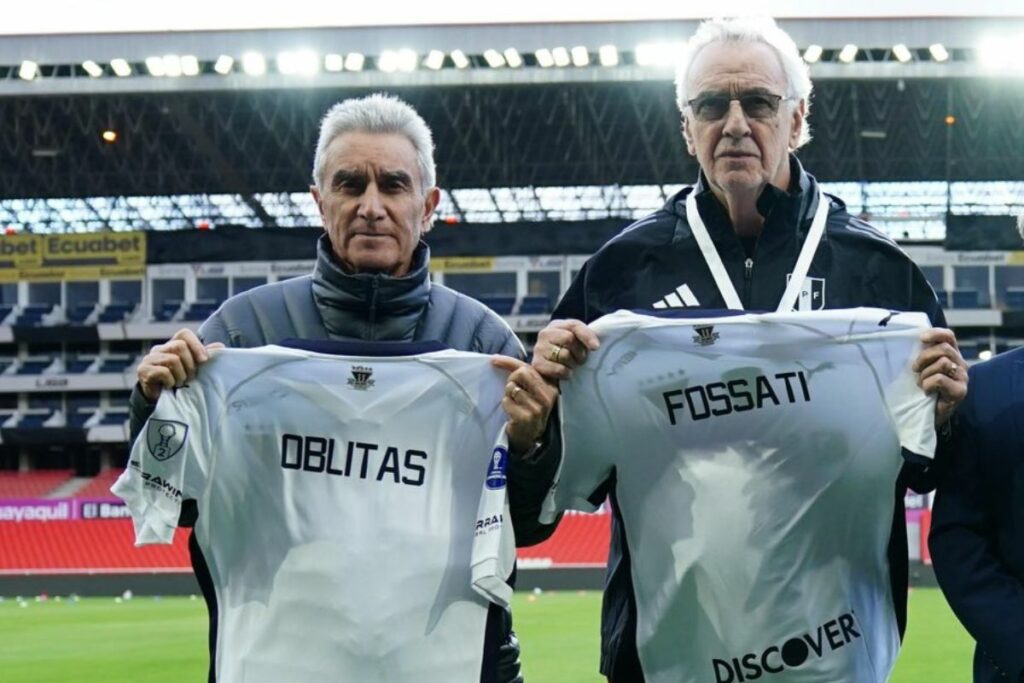 Imagen de celebración de reconocimiento a Jorge Fossati.