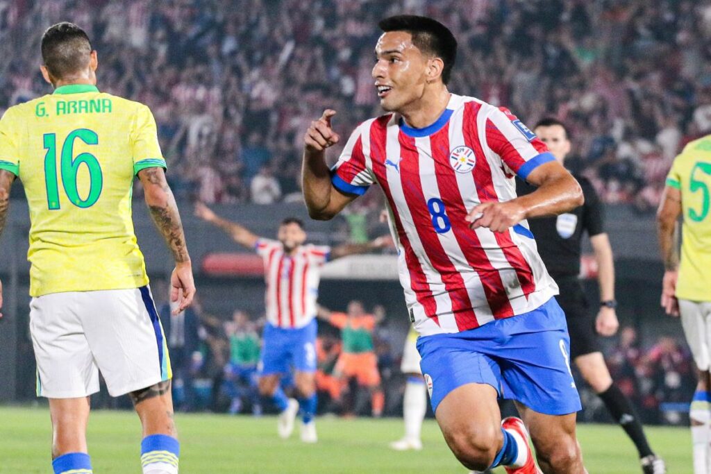 Celebración de un gol de Paraguay ante Brasil en las eliminatorias sudamericanas.