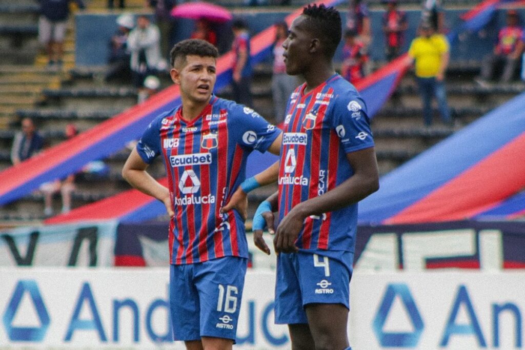 Jugadores de un equipo de fútbol en pleno partido.