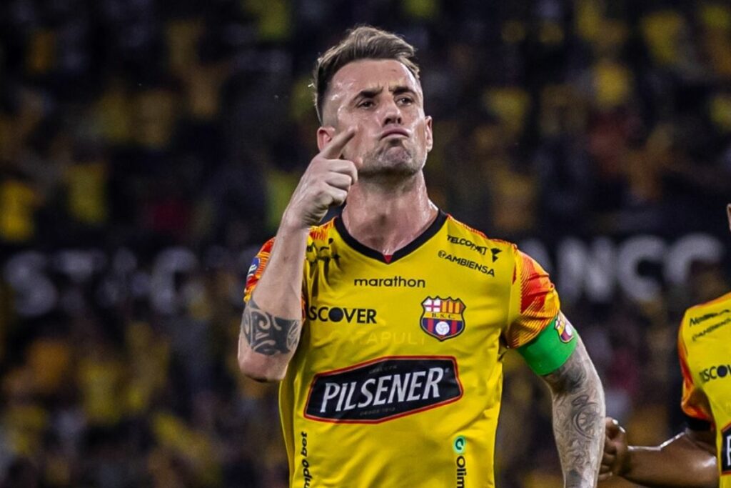 Imagen de un jugador celebrando un gol con la camiseta de su equipo favorito.