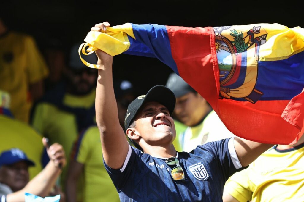 Aficionado eufórico celebrando un gol de la selección de Ecuador