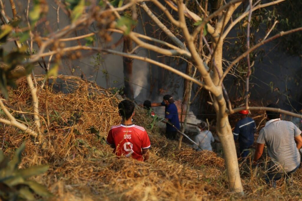 Foto de un incendio forestal en Quito.