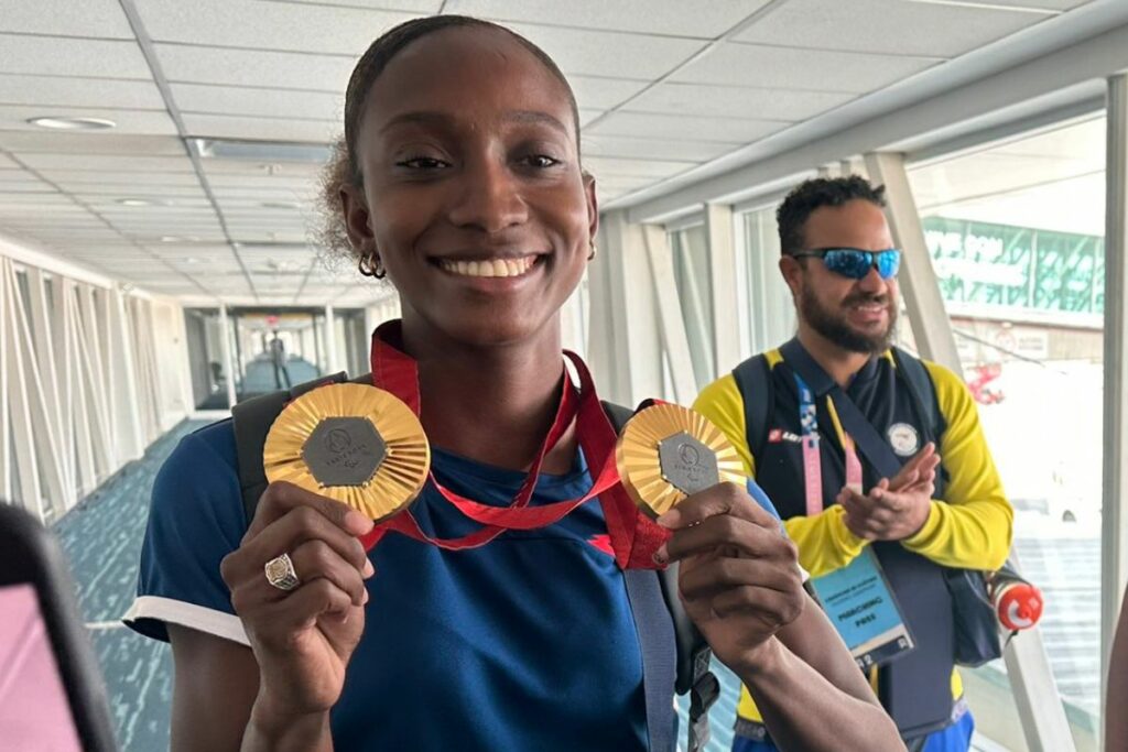 Imagen de Kiara Rodríguez con sus medallas de oro