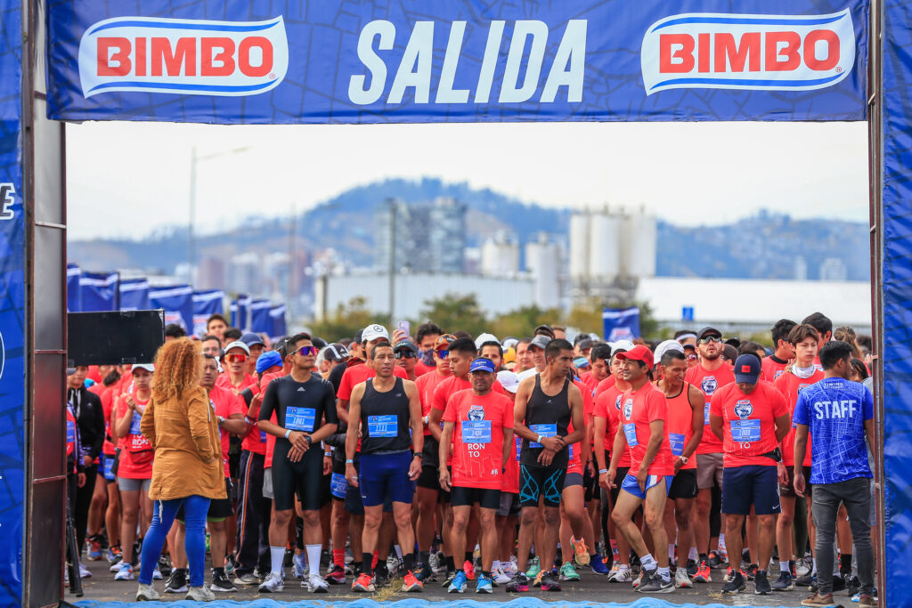 Imagen de corredores en la Bimbo Global Race en Quito