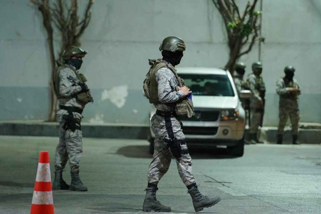 Presencia de militares en las calles de Ecuador