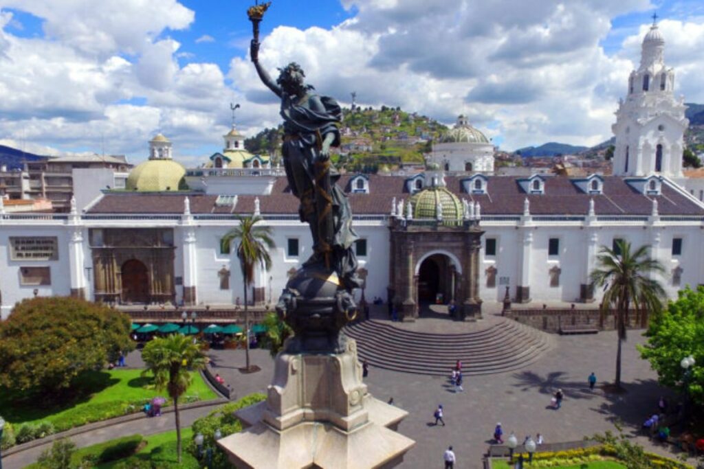 Monumentos turísticos de Quito: Panecillo y Mitad del Mundo