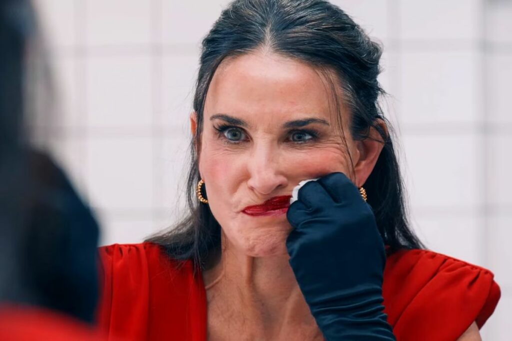 Demi Moore da vida a Elisabeth Brillante en la pantalla grande.