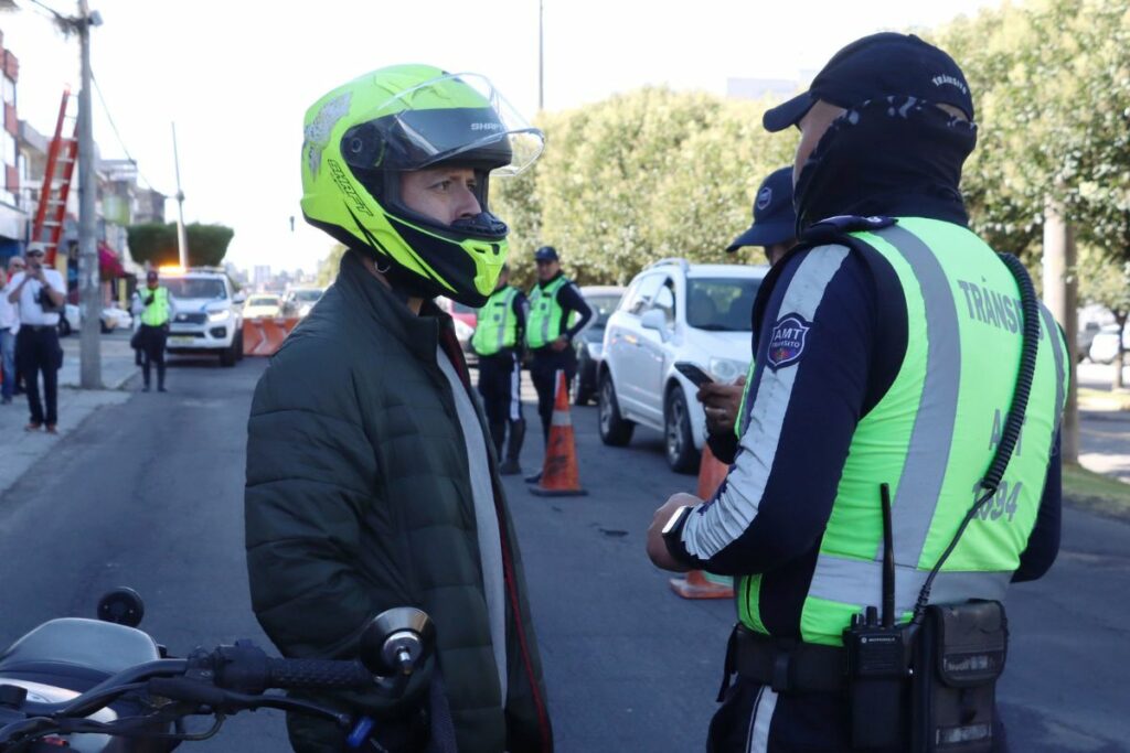 Imagen de controles de velocidad en Quito