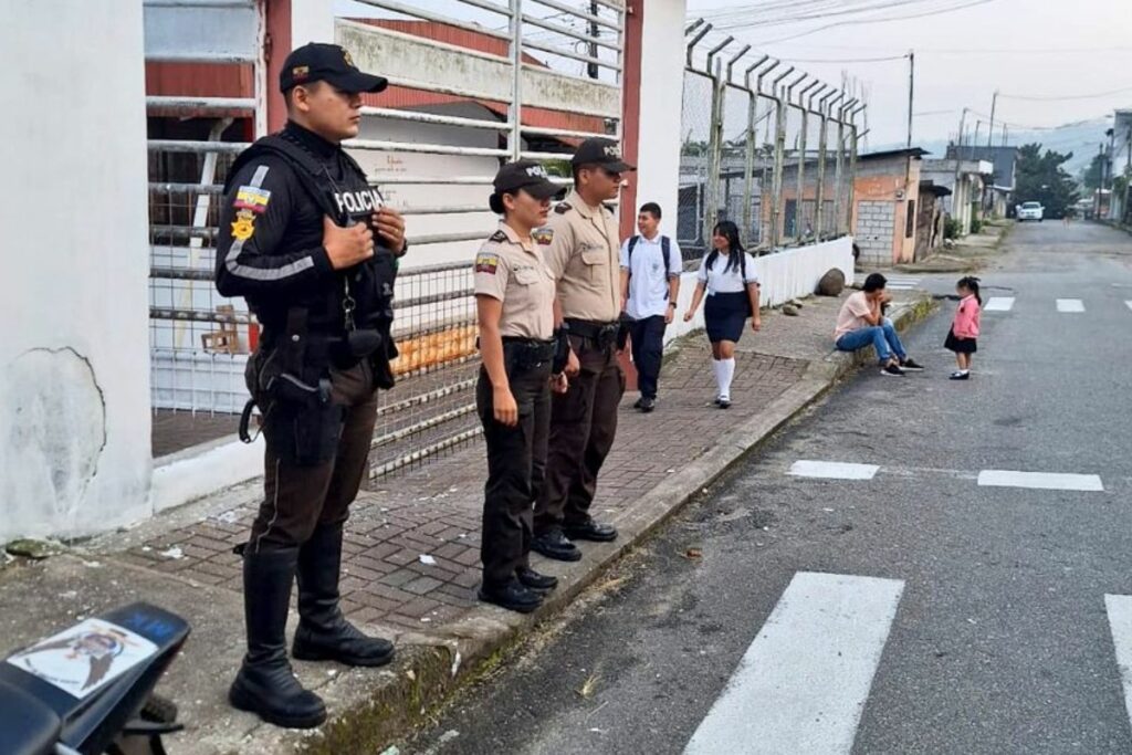 Más de 17 000 uniformados protegiendo el entorno escolar