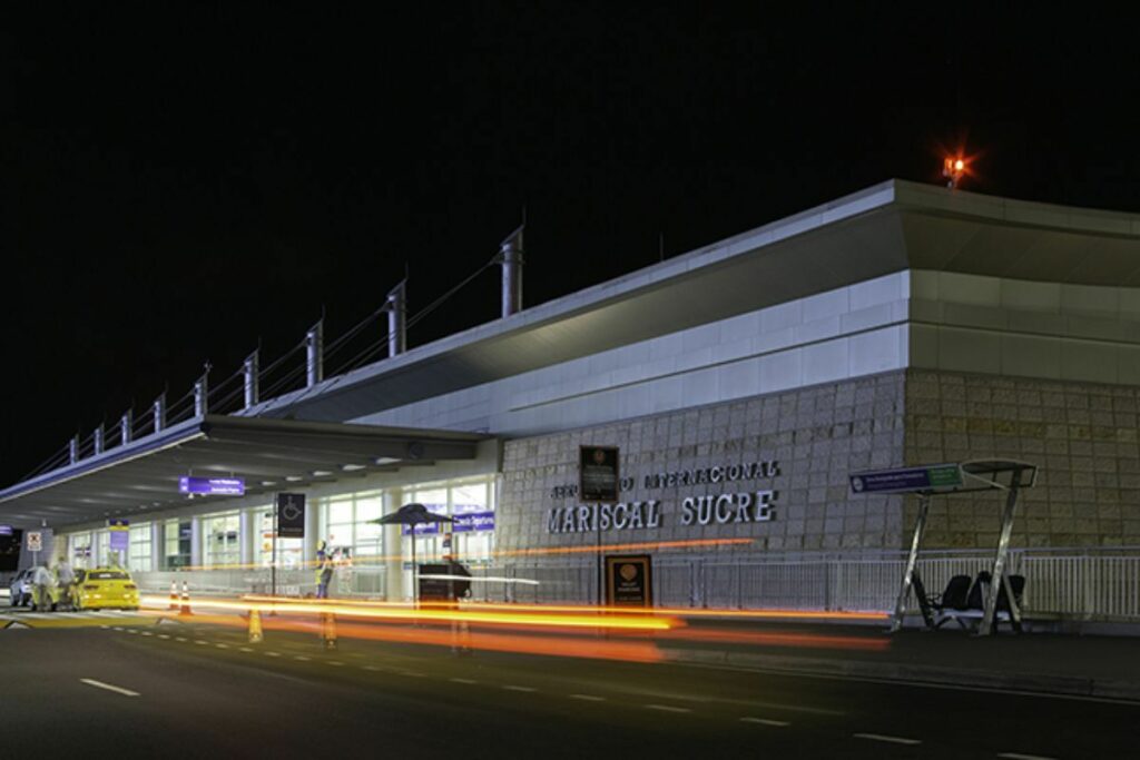 Trabajos en la pista del aeropuerto de Quito