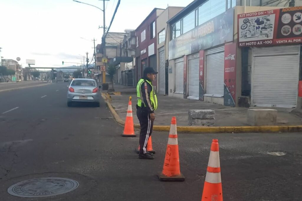 Vigilancia del tráfico en la ciudad por agentes metropolitanos