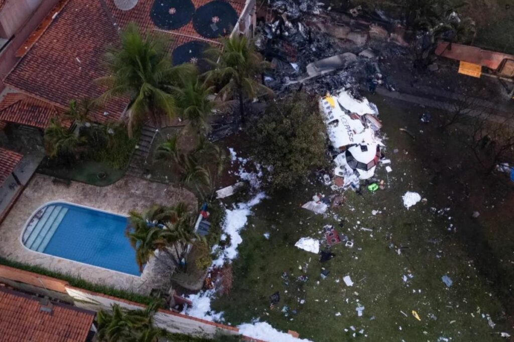 Vista aérea del lugar del accidente del avión de la aerolínea Voepass en Vinhedo, Brasil, el 9 de agosto.