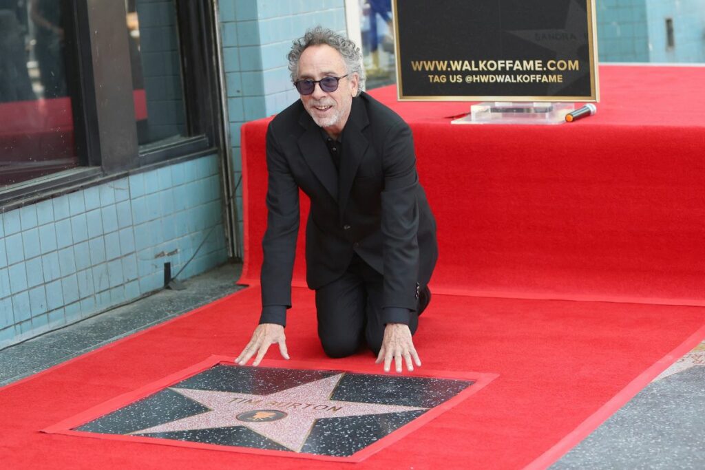 Tim Burton en la entrega de su estrella en el Paseo de la Fama