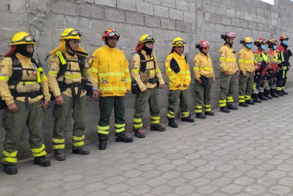 Bomberos desplegados en Nayón