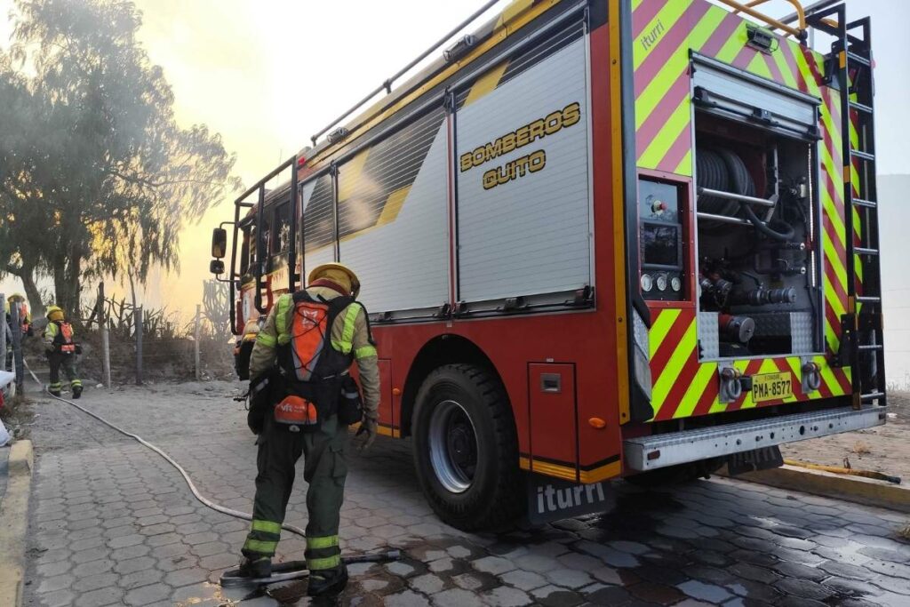 Personal de bomberos en tarea de contención durante la emergencia