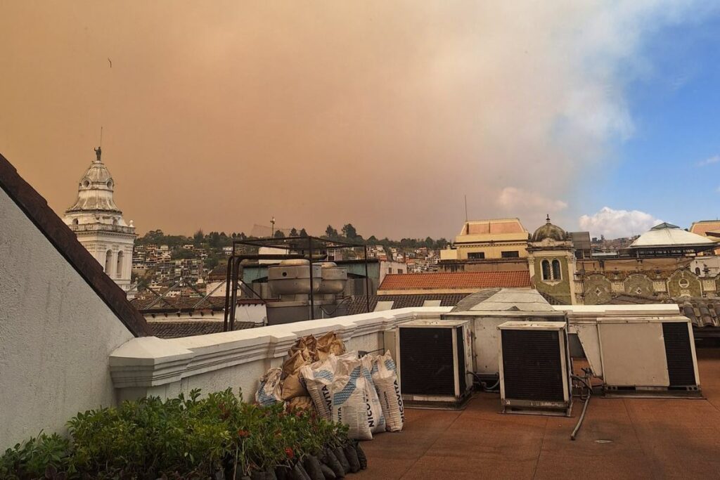 Ceniza se esparce por las calles de Quito