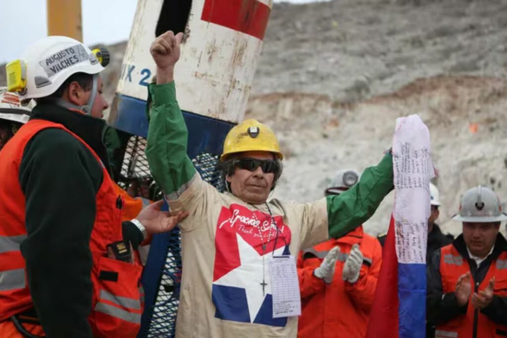 Mario Gómez durante su rescate en 2010