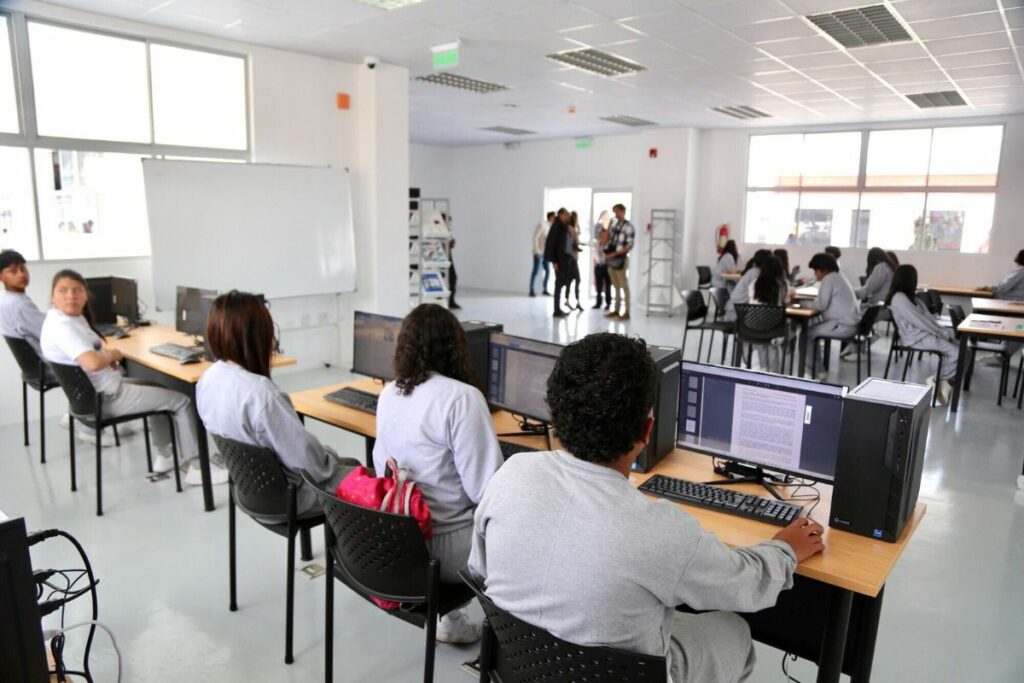 Autoridades durante la inauguración del nuevo año lectivo en el sur de Quito