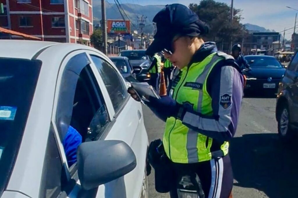 Agentes de tránsito sensibilizan sobre los riesgos de la velocidad