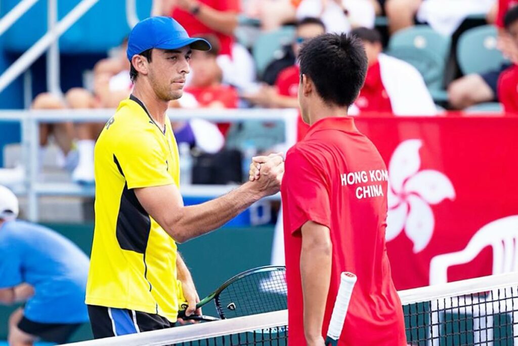 Foto del tenista Andrés Andrade de Ecuador celebrando su victoria en la competencia de tenis con Hong Kong