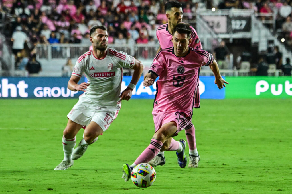 Lionel Messi jugando fútbol