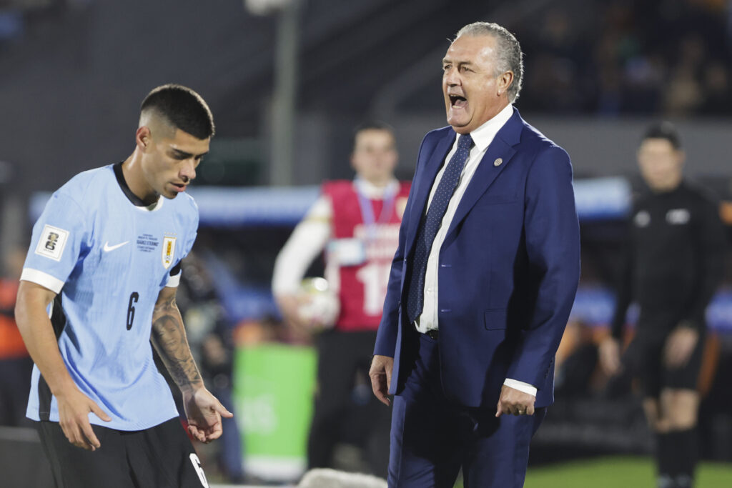 Imagen destacada del debut de Gustavo Alfaro con la Selección de Paraguay frente a Uruguay.