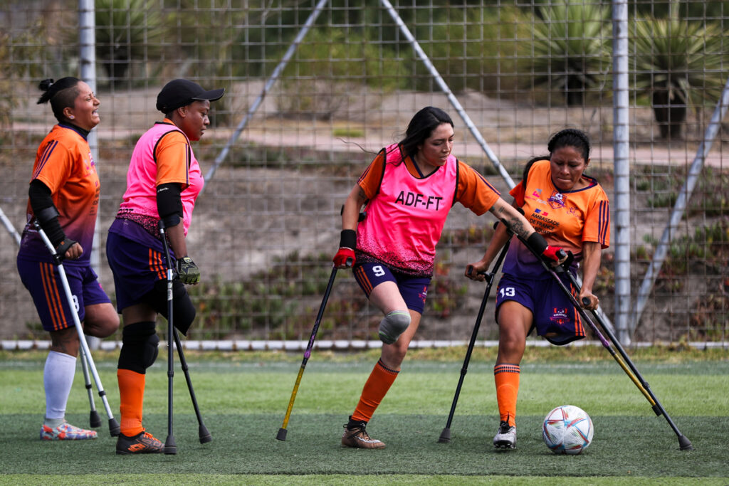 Equipo de futbol adaptado de Ecuador en entrenamiento