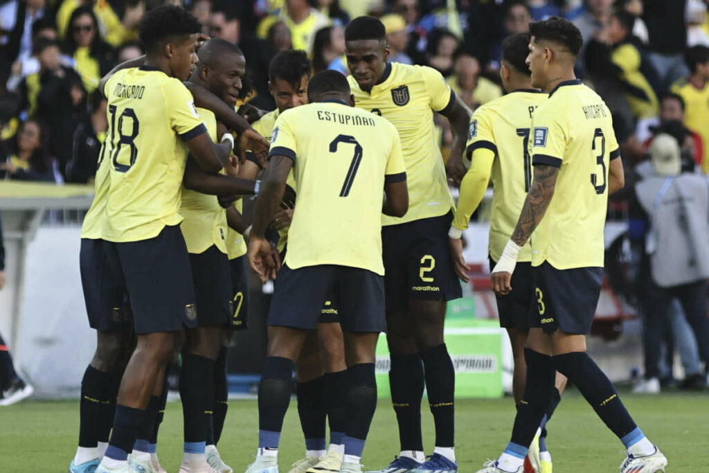 Celebración de jugadores de Ecuador tras la victoria frente a Perú.