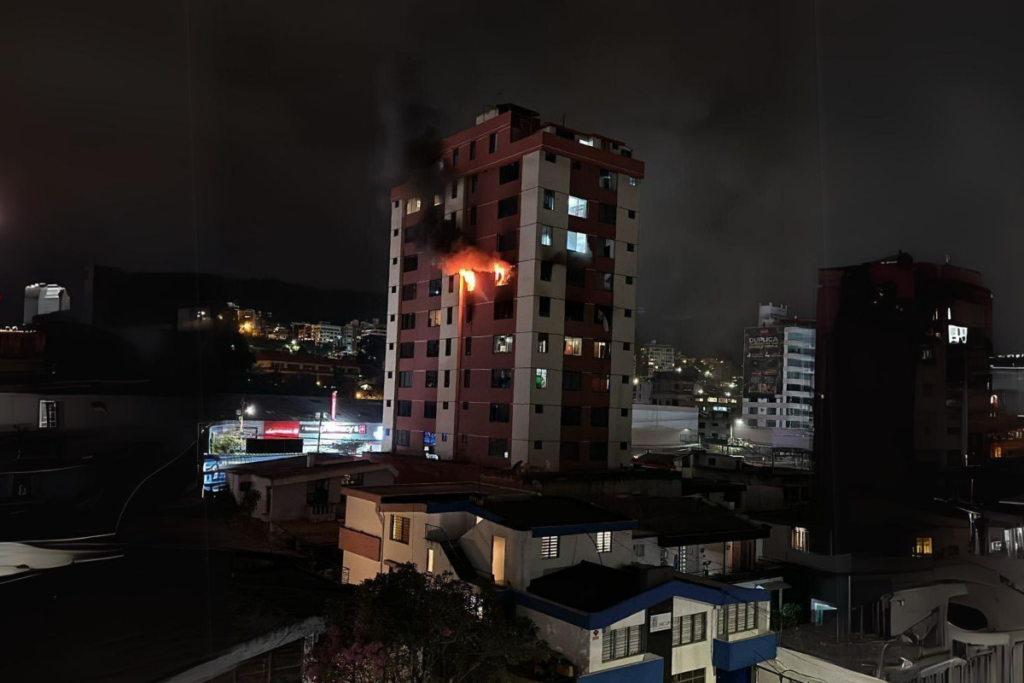 Incendio atendido por bomberos en el lugar de los hechos. Imagen: cortesía.