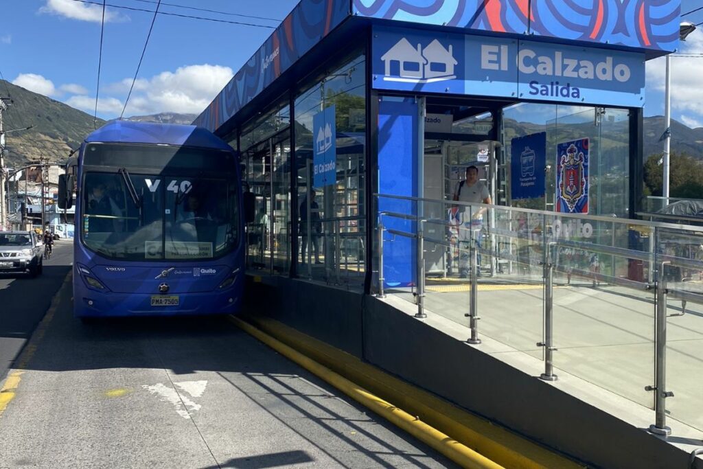 Imagen representativa del nuevo servicio de transporte escolar en Quito.