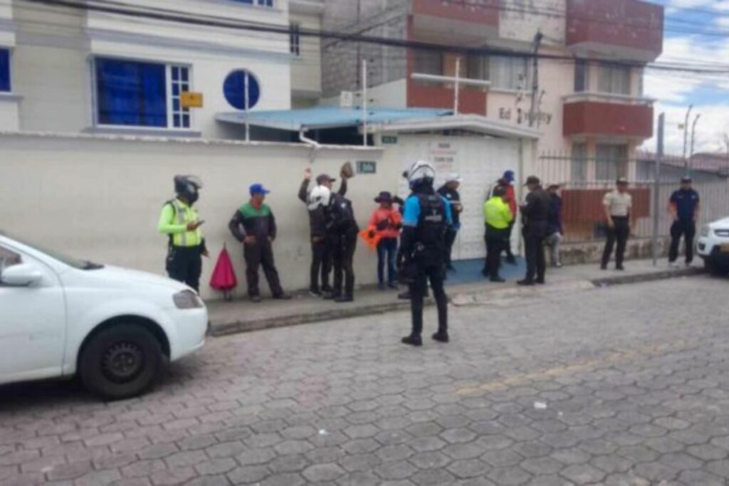 Control policial en las afueras de los centros de revisión vehicular.