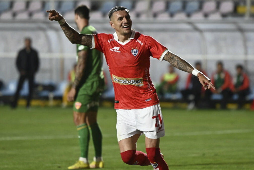 Imagen de Carlos Garcés celebrando un gol con Cienciano en 2024.