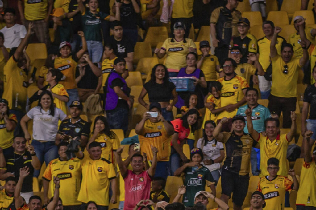 Imagen referencia de hinchas de Barcelona Sporting Club en el estadio Monumental