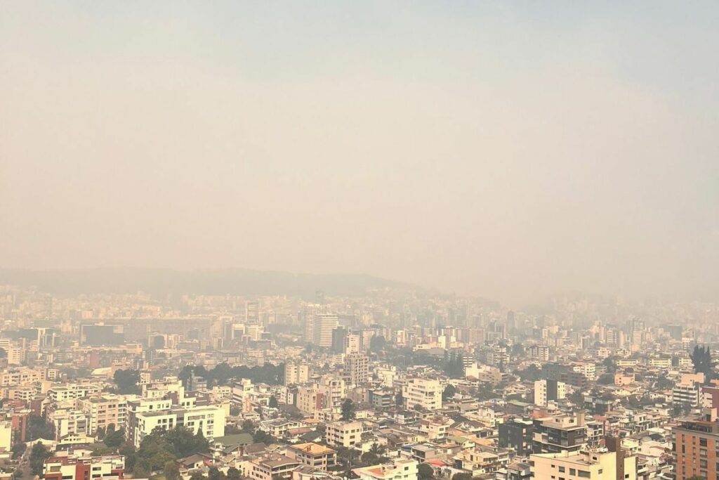 Imagen de la ciudad de Quito con humo producto de incendios forestales