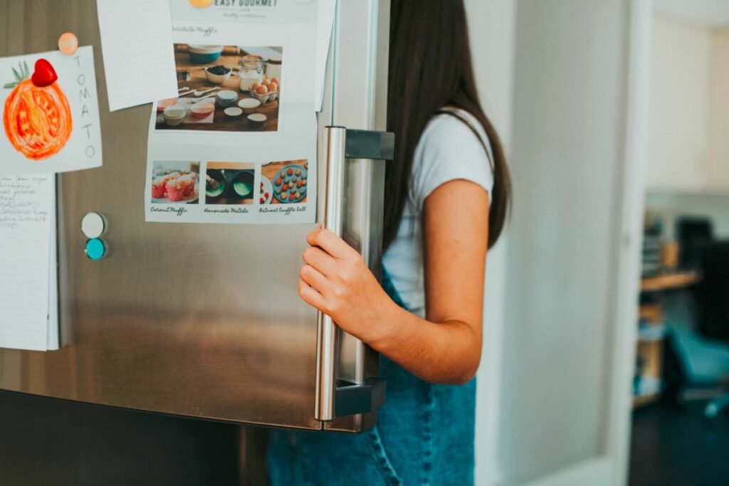 Evita usar imanes en el refrigerador para prevenir daños y facilitar la limpieza. Fotografía: Freepik.