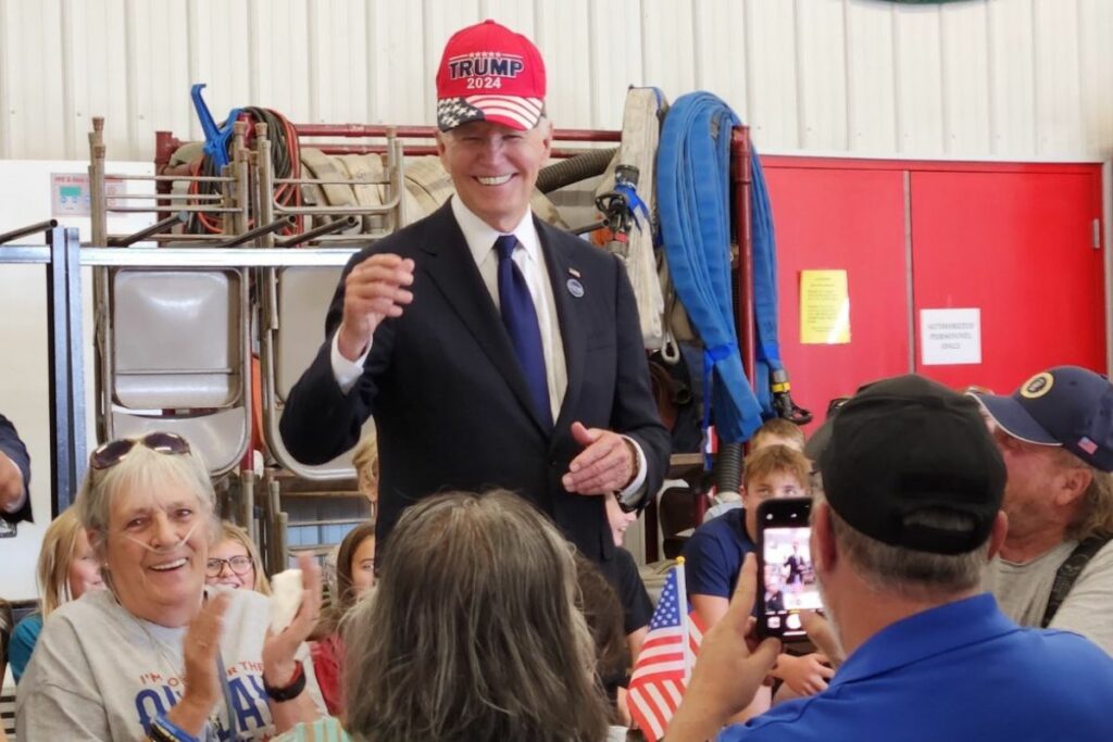 Fotografía de Joe Biden con gorra de Donald Trump en Shanksville, Pensilvania.