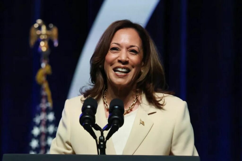 Kamala Harris sonriendo en una imagen de archivo