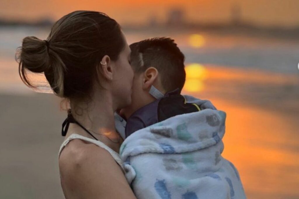 Karime y Mateo disfrutando juntos en la playa