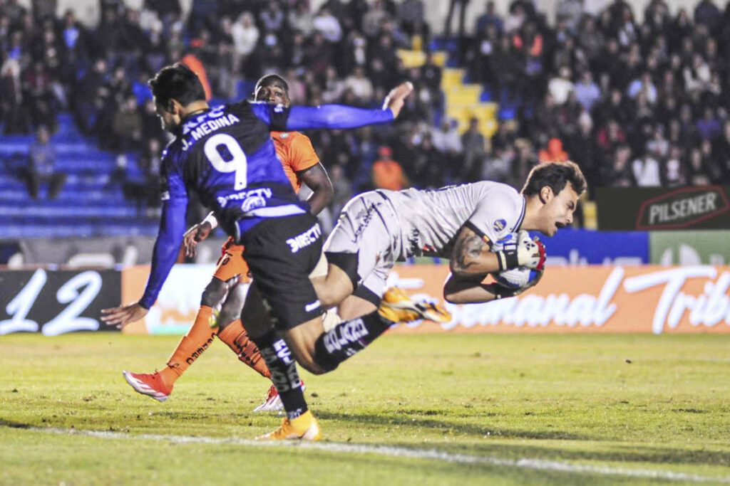 Imagen representativa del encuentro deportivo entre dos equipos reconocidos en el estadio Reina del Cisne de Loja.