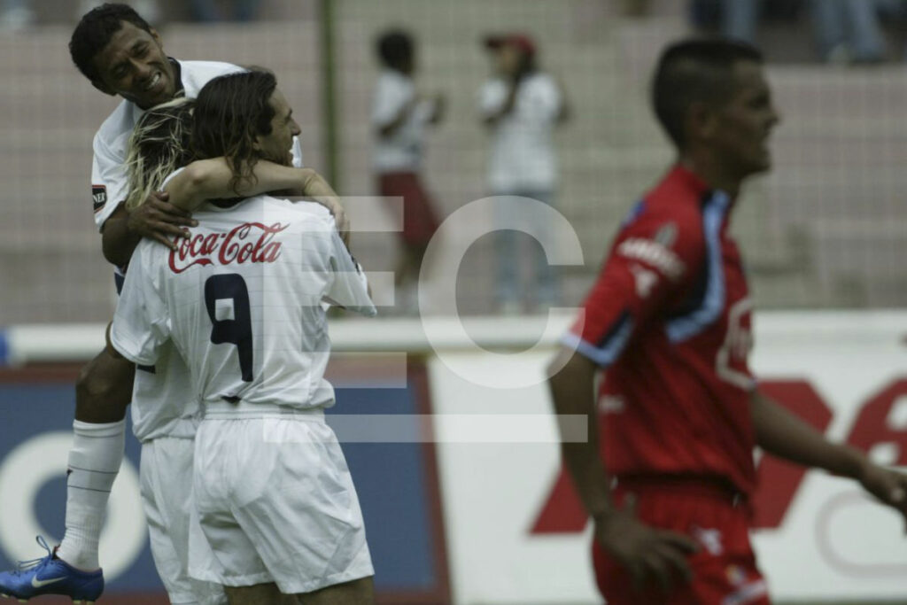 Celebración de un equipo después de marcar un gol en un partido de fútbol