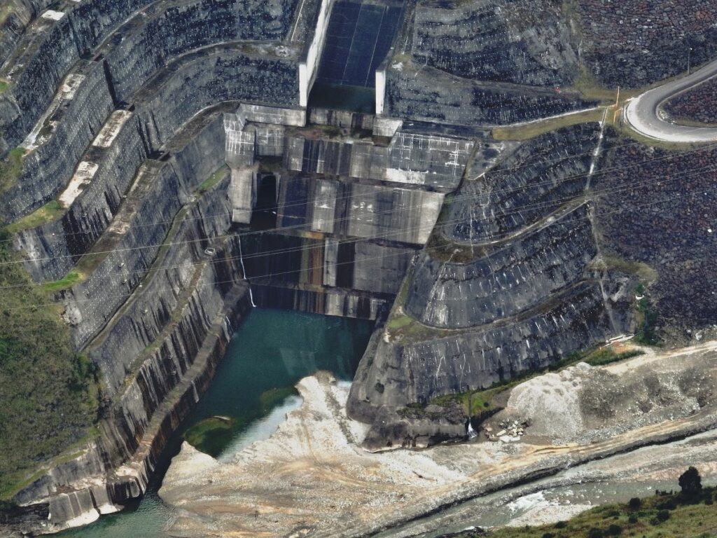 Vista del embalse de Mazar, ubicado en los límites de Azuay y Cañar. Foto: API