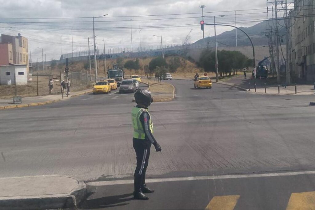 Gestión del tráfico por agentes de control en las vías de una urbe